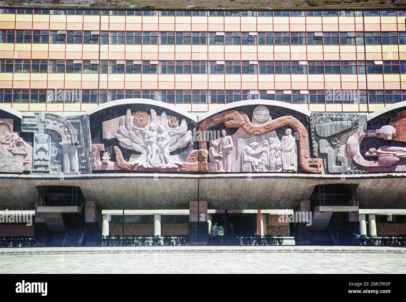 Sculptural mural by José Chávez Morado façade of Hospital de Especialidades del Centro Médico Nacional Siglo XXI,  Doctores, Ciudad de México, Mexico City,  CDMX, Mexico photographed 1961 Stock Photo
