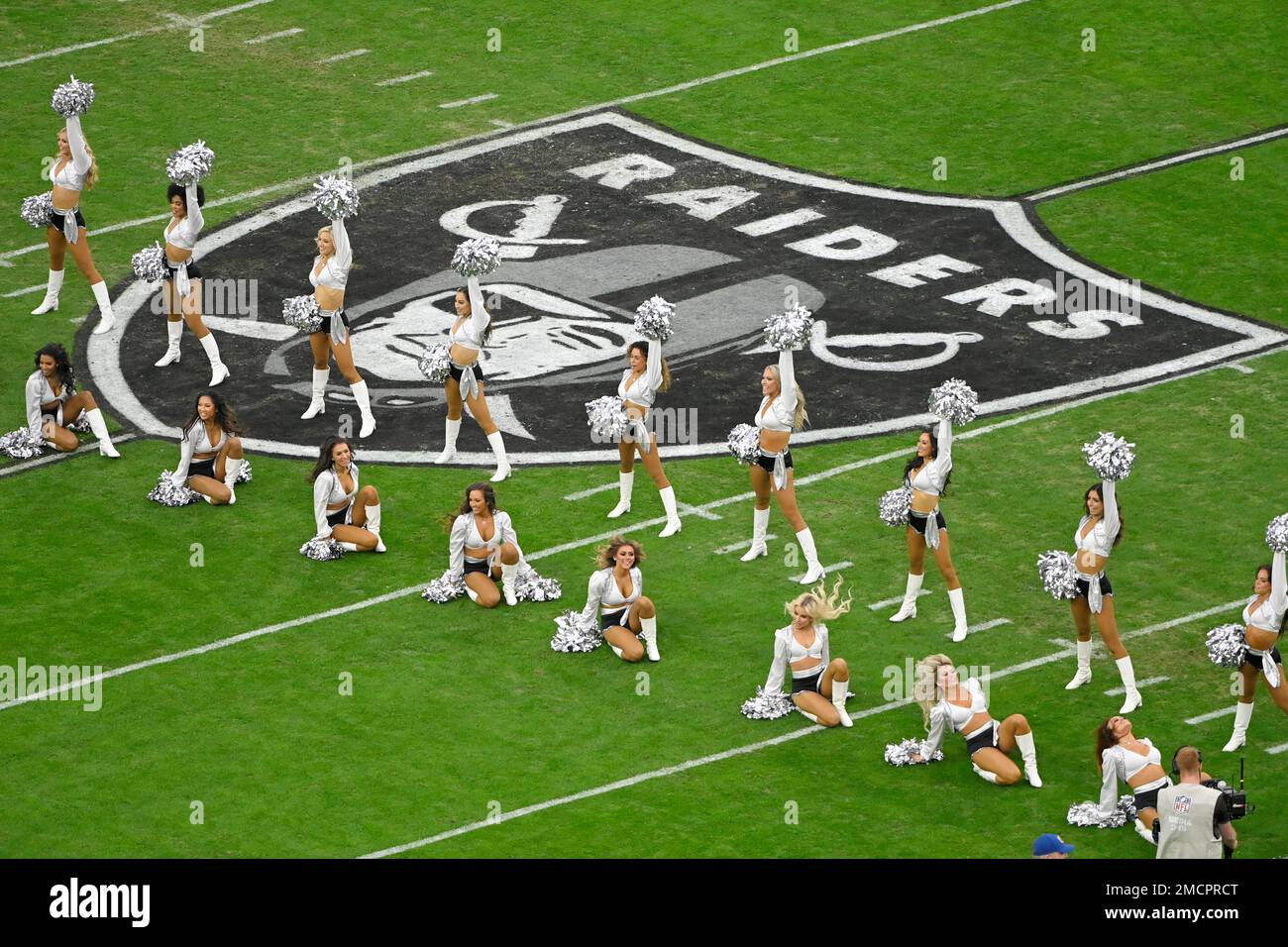 Las Vegas Raiderettes cheerleaders perform before an NFL football game,  Monday, Sept. 13, 2021, in Las Vegas. (AP Photo/David Becker Stock Photo -  Alamy