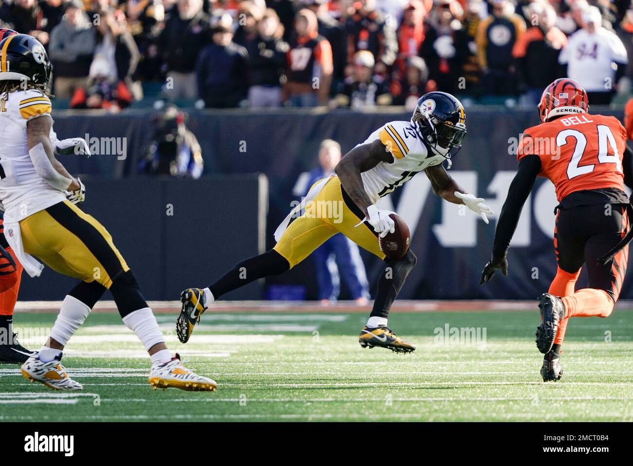 Pittsburgh Steelers wide reciever Anthony Miller (17) runs for the play  during an NFL football game against the Cincinnati Bengals, Sunday, Nov. 28,  2021, in Cincinnati. (AP Photo/Emilee Chinn Stock Photo - Alamy