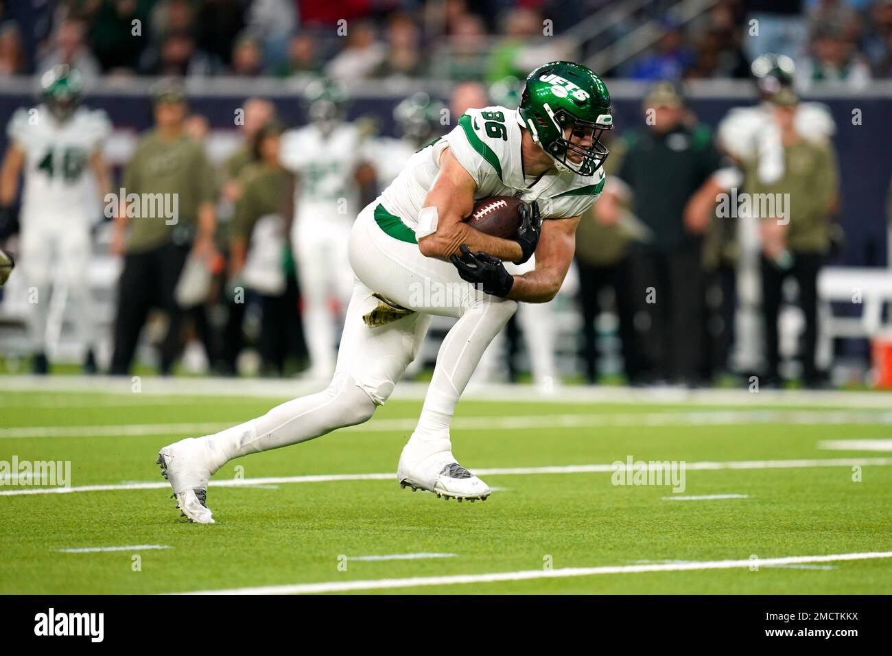 New York Jets tight end Ryan Griffin 86 carries the ball after a