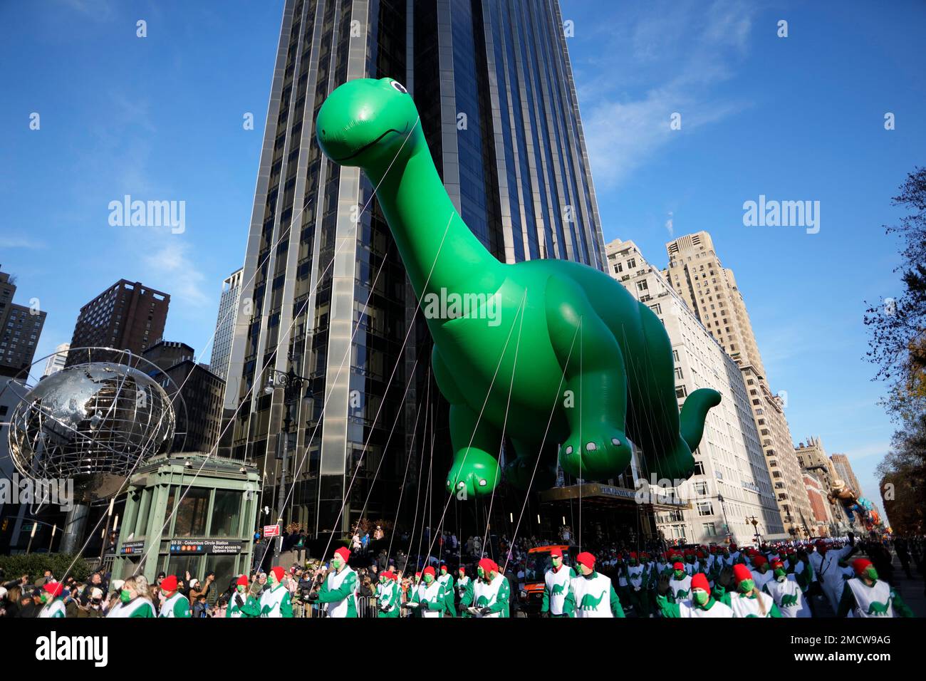 The Sinclair's Dino balloon floats in the Macy's Thanksgiving Day ...