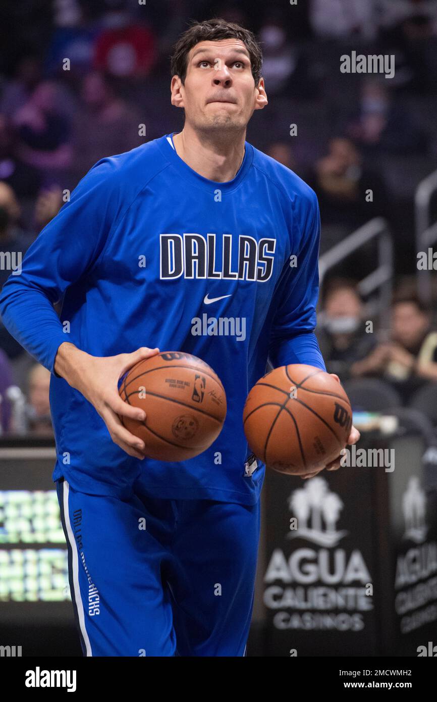 Los Angeles Clippers' Boban Marjanovic (51) shoots free throw during an NBA  basketball game against Oklahoma City Thunder Friday, Oct. 19, 2018, in Los  Angeles. (AP Photo/Ringo H.W. Chiu Stock Photo - Alamy