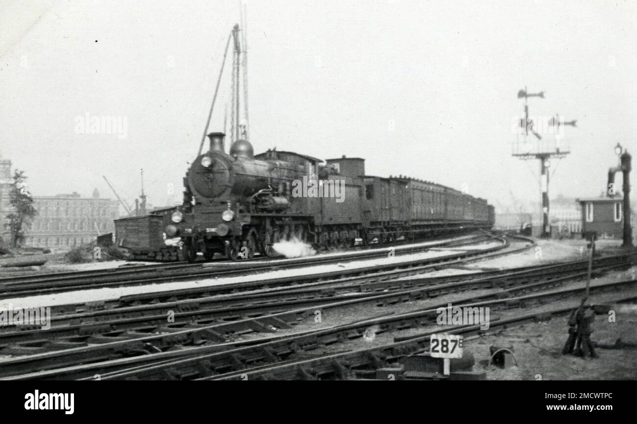 An NS 3500 with a passenger train (Between 1925 and 1935 Stock Photo ...