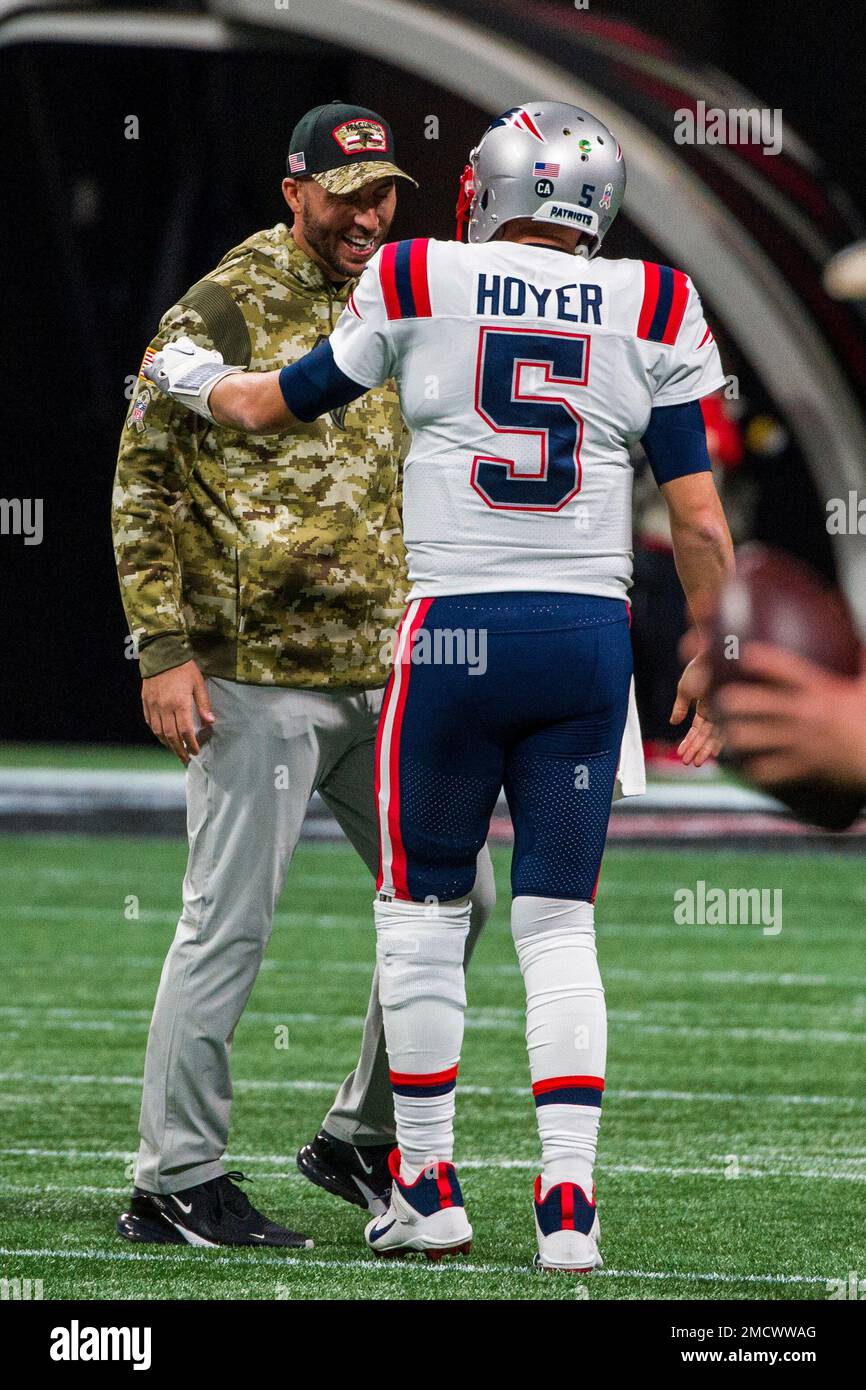 New England Patriots quarterback Brian Hoyer (5) catches up with ...