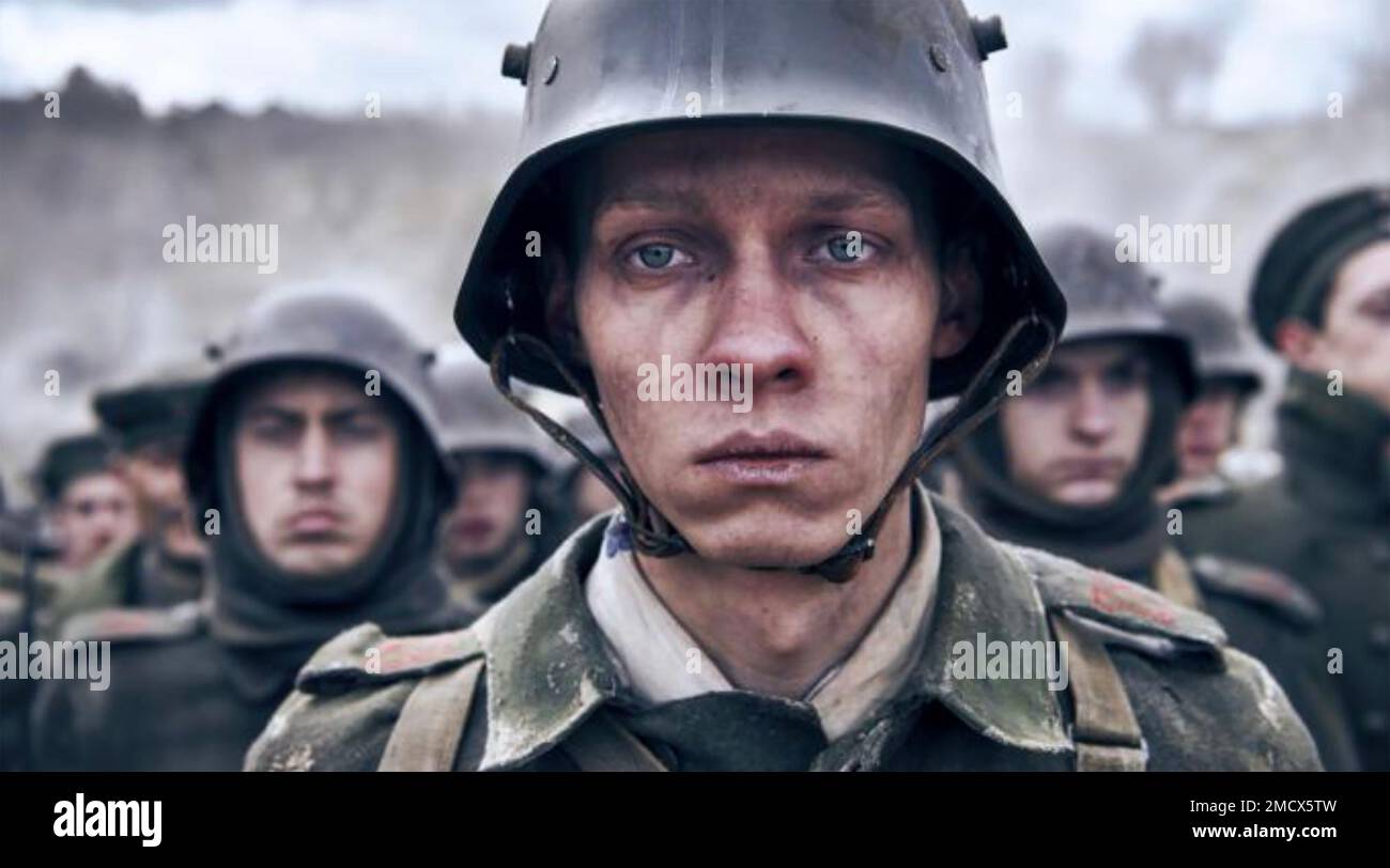 ALL QUIET ON THE WESTERN FRONT 2022 Netflix film with Felix Kammerer at right Stock Photo