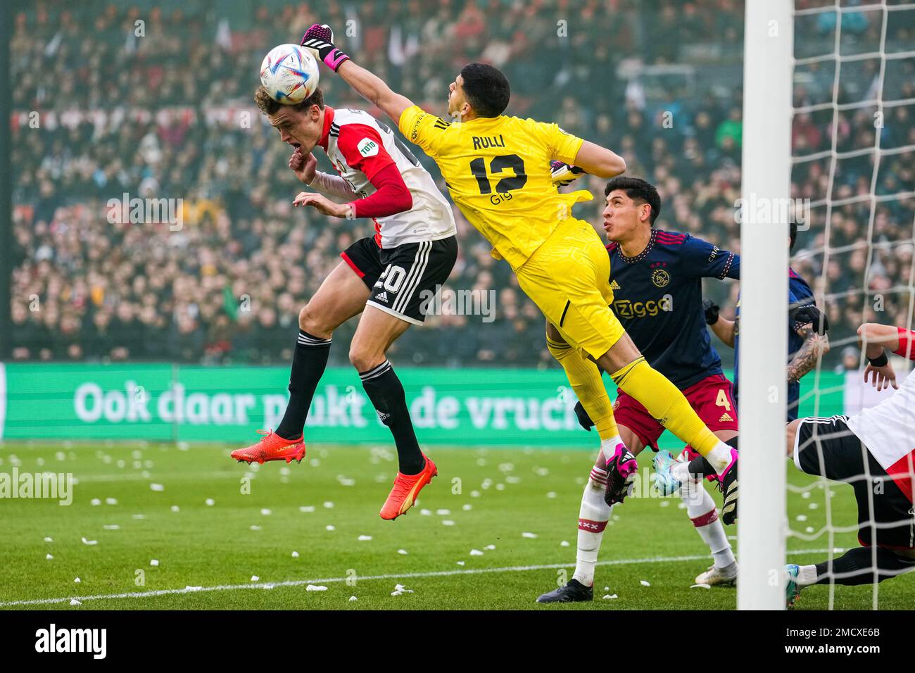 Rotterdam - Mats Wieffer of Feyenoord, Ajax goalkeeper Geronimo Rulli ...