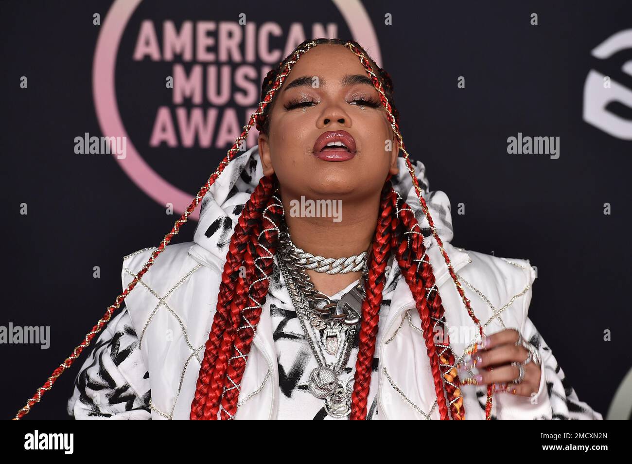 Zoe Wees arrives at the American Music Awards on Sunday, Nov. 21, 2021