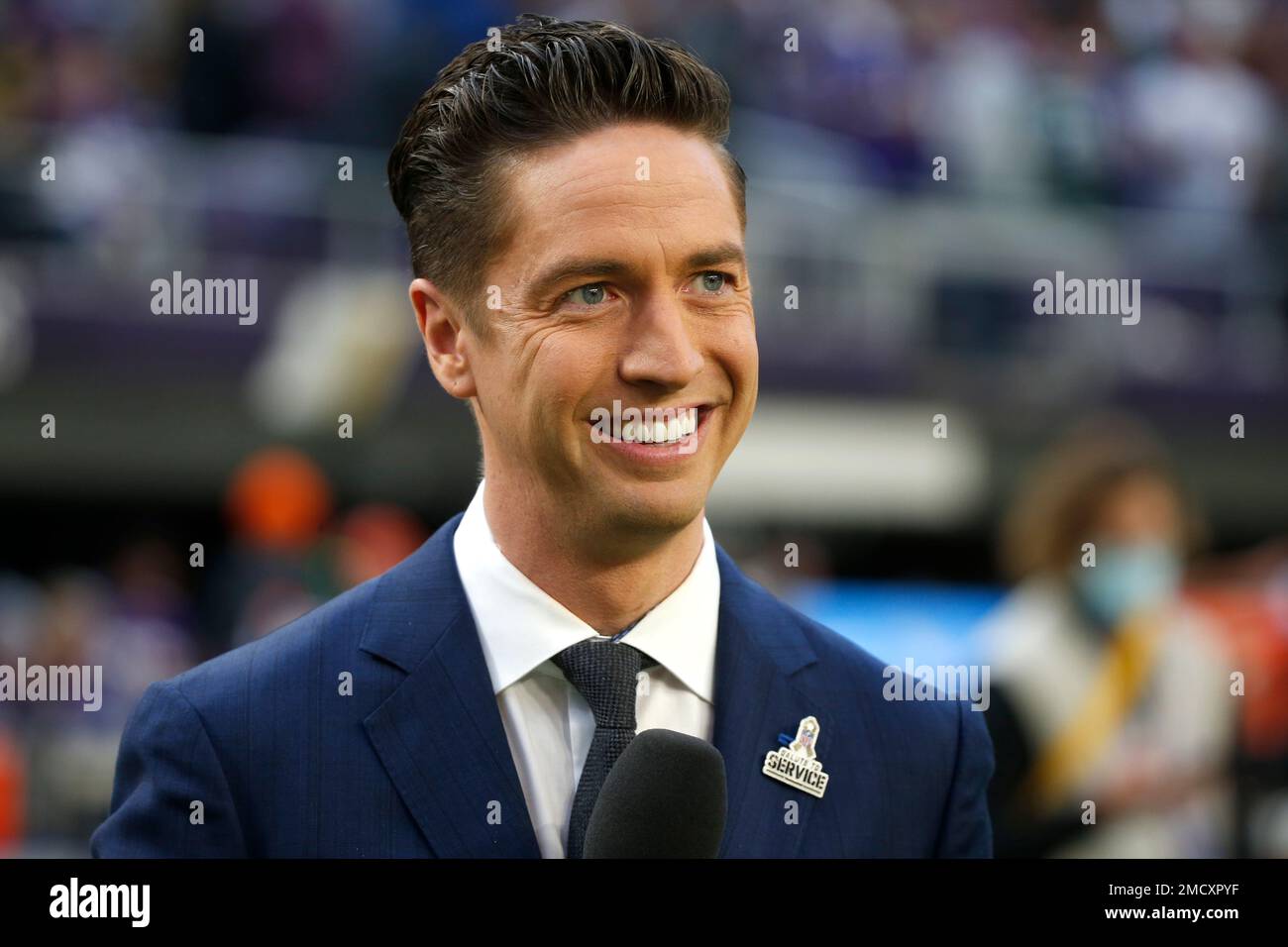 Tom Pelissero reports for the NFL Network before an NFL football game  between the Detroit Lions and Seattle Seahawks in Detroit, Sunday, Sept.  17, 2023. (AP Photo/Paul Sancya Stock Photo - Alamy