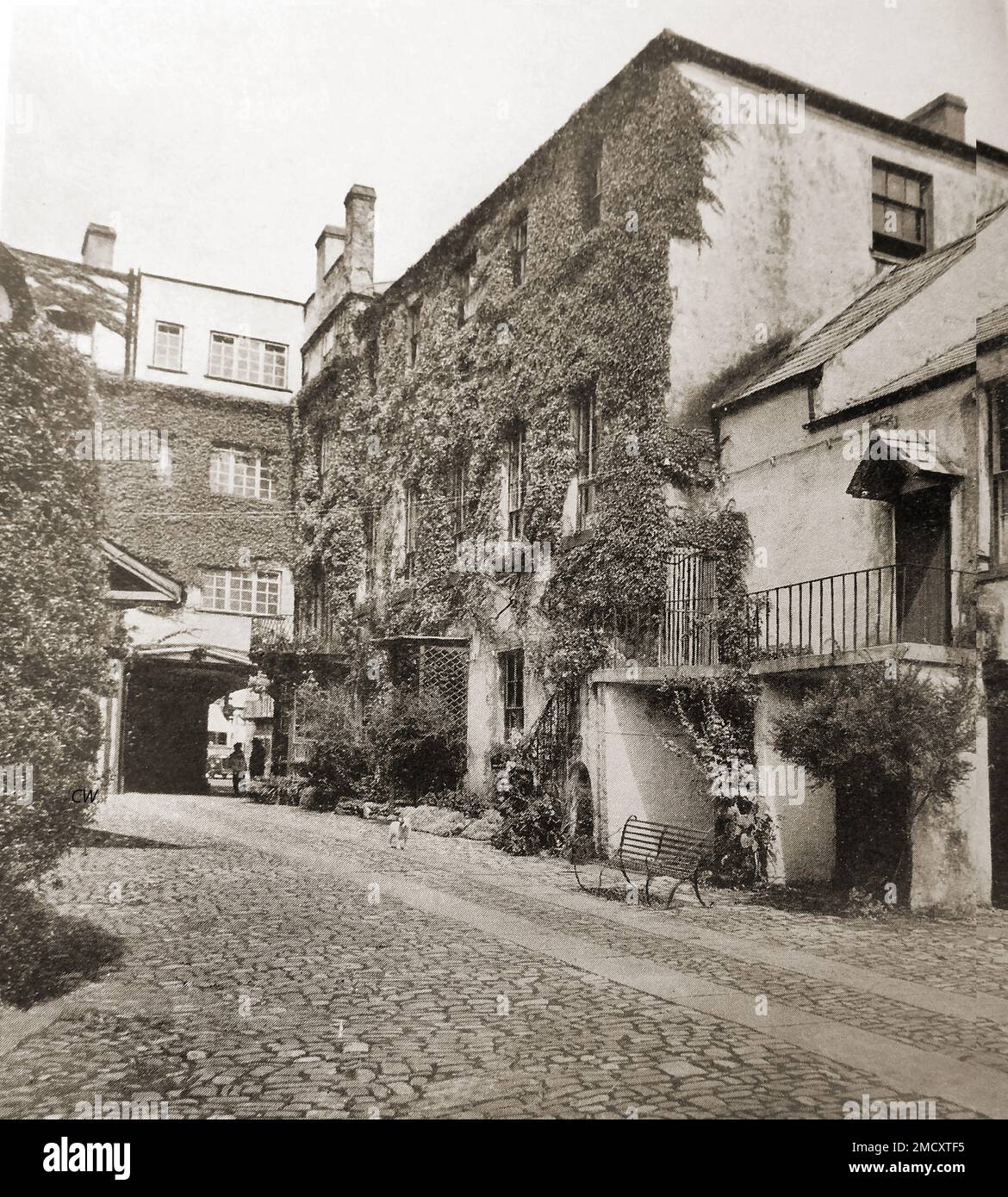 Circa 1940 of the coach yard at the Beaufort Arms, Monmouth, Wales originally a former coaching inn dating from the early eighteenth century,  A 2005 episode of the  television series Doctor Who, 'The Unquiet Dead', was filmed in the courtyard. Stock Photo