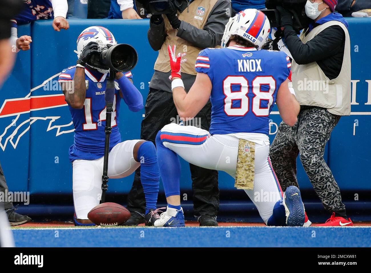 Lee Evans #83 of the Buffalo Bills celebrates with Fred Jackson #22 after  scoring a touchdown Stock Photo - Alamy