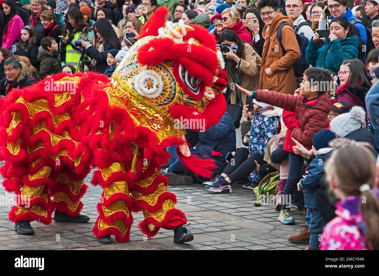 The Mound, Edinburgh, Scotland, UK. 22nd January 2023. Edinburgh city marks the Year of the Rabbit as the Chinese New Year launches today across the world. Pictured: Children in the audience interact with the giant Lion puppets. Credit: Arch White/alamy live news. Stock Photo