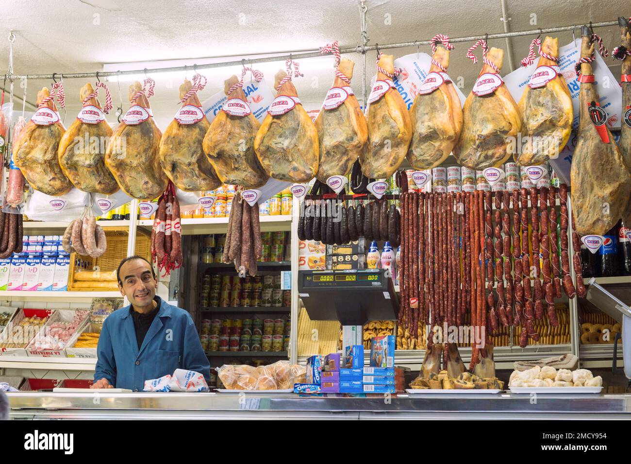 Angebot in einem traditionellen Feinkostladen im Stadtzentrum von Sevilla. | Offer in a traditional delicatessen in the city center of Seville. Stock Photo