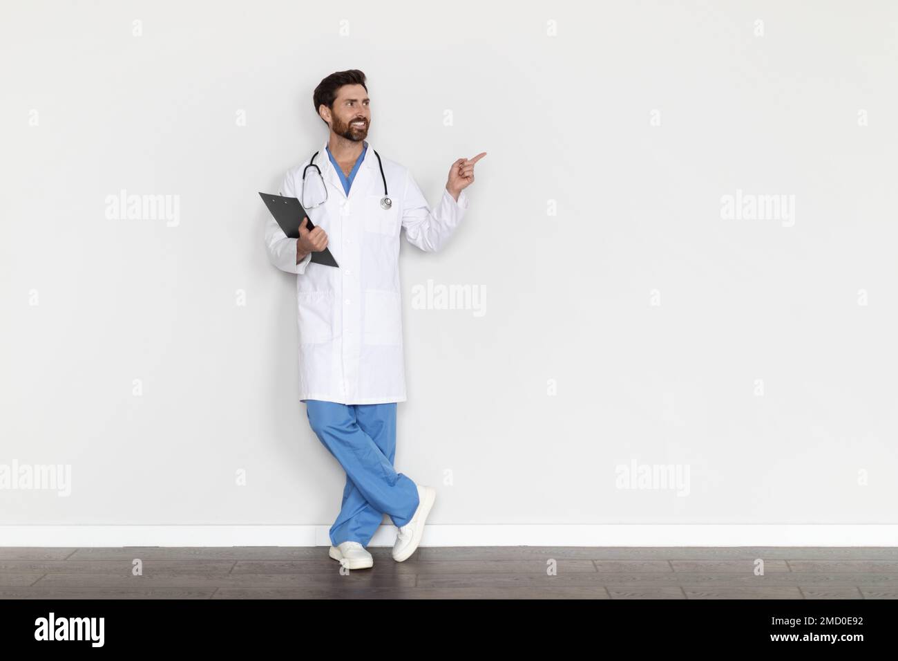Doctor wearing white coat hi-res stock photography and images - Alamy