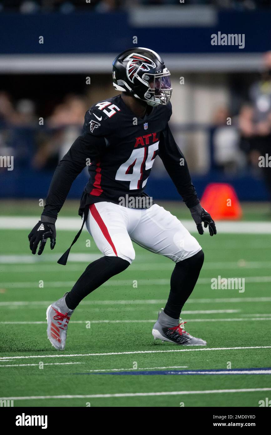 Atlanta Falcons inside linebacker Deion Jones (45) defends during