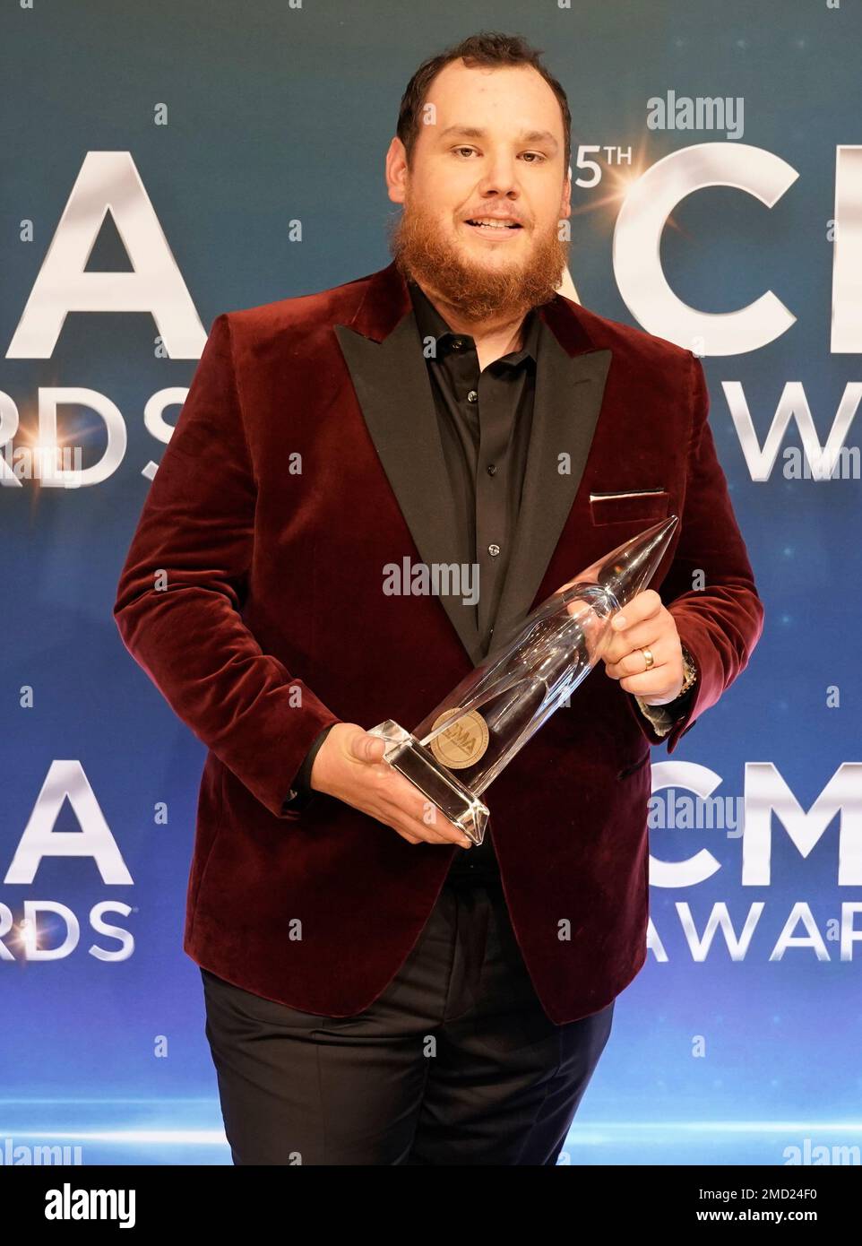 luke-combs-poses-in-the-press-room-with-the-award-for-entertainer-of