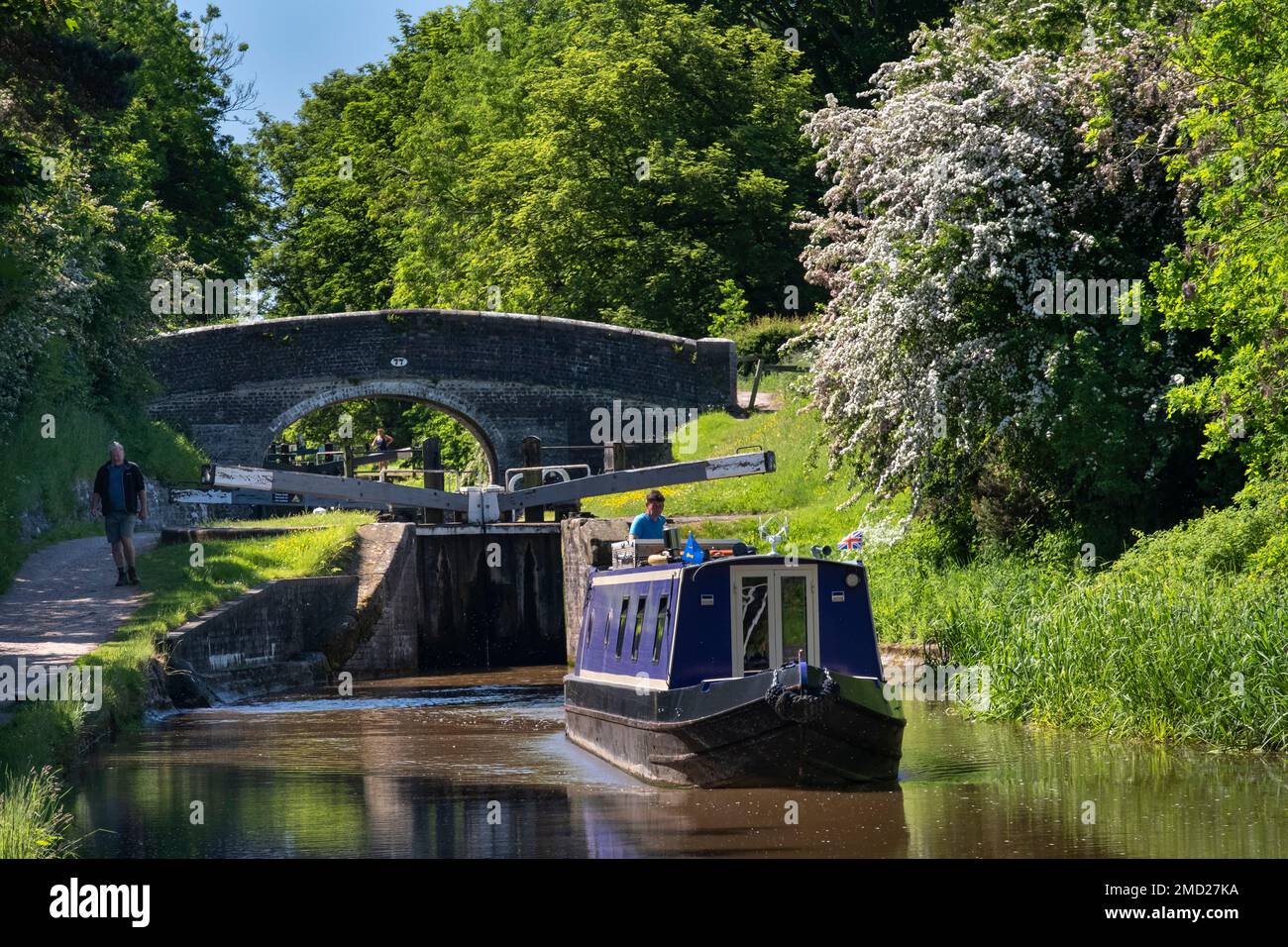 Narrowboat below Lock Number 18 and Snows Bridge in summer, Shropshire Union Canal, Audlem, Cheshire, England, UK Stock Photo