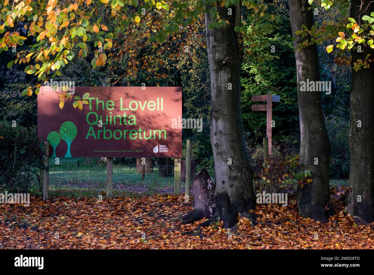 Entrance signboard at the Lovell Quinta Arboretum in autumn, Swettenham, Cheshire, England, UK Stock Photo
