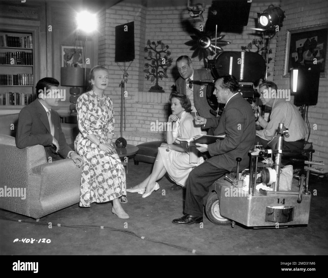 EDMUND PURDOM ANN HARDING IDA LUPINO Director IRVING RAPPER (holding script) and Cinematographer ERNEST HALLER (far right) on set candid at Kling Studios, Los Angeles during filming of STRANGE INTRUDER 1956 director IRVING RAPPER novel Helen Fowler Allied Artists Pictures Stock Photo