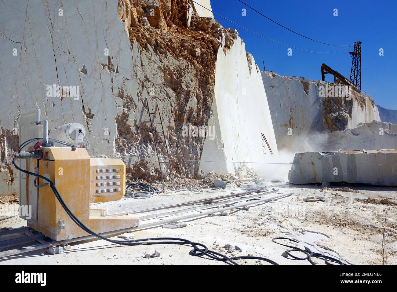 Diamond wire saw machine cutting marble blocks in the Carrara marble