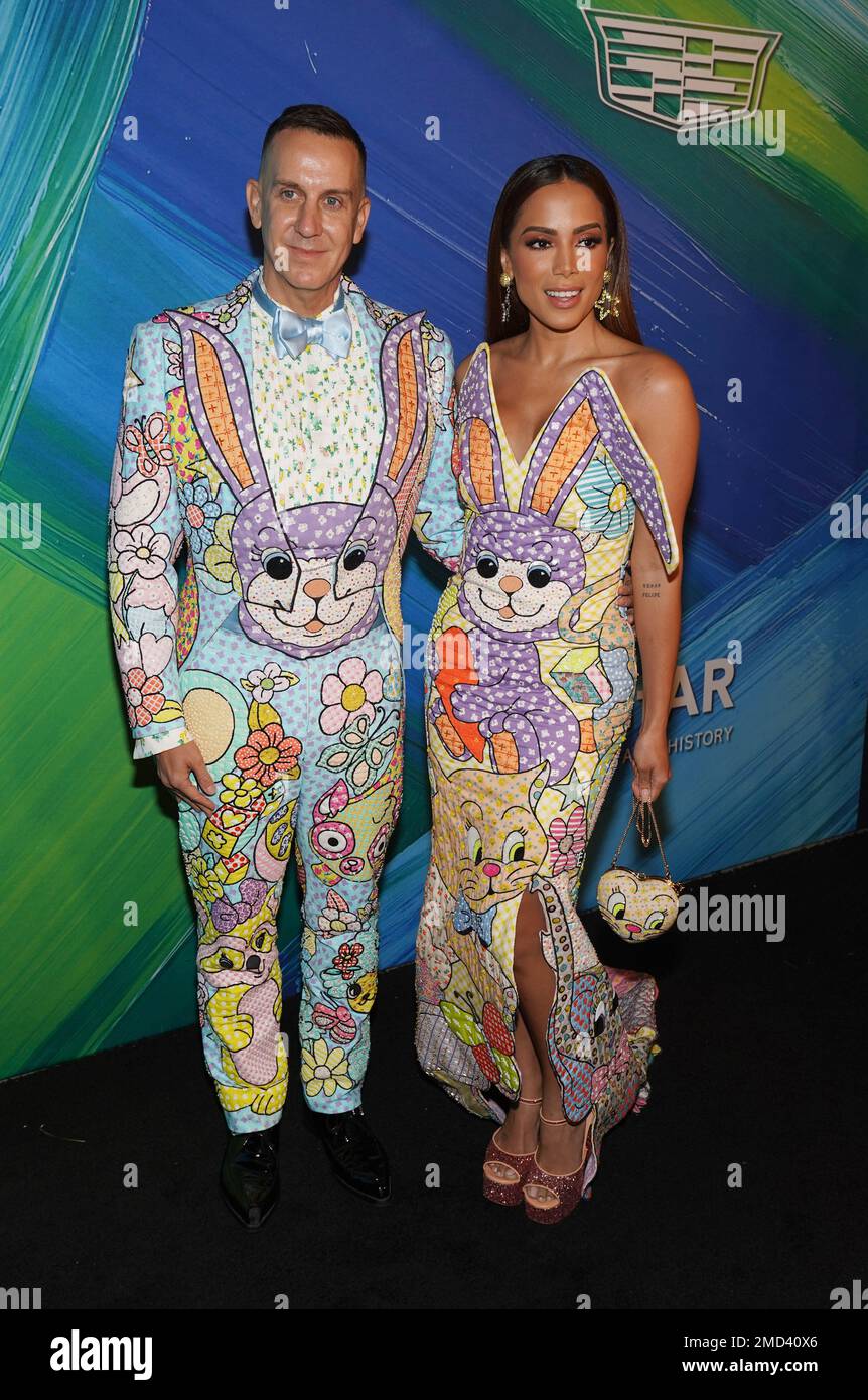 Honoree Jeremy Thomas, left, and Brazilian singer Anitta pose together