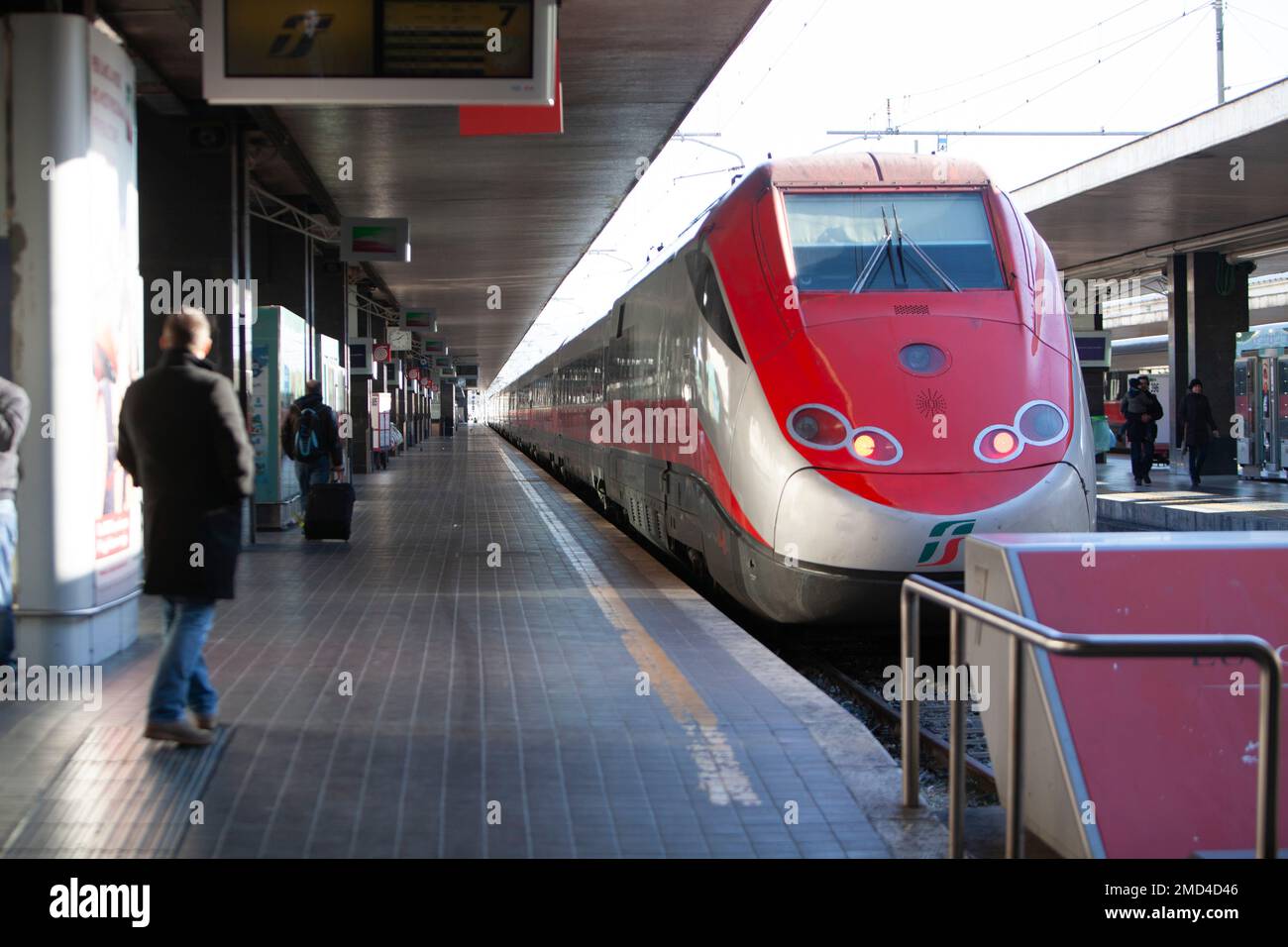 Passengers at the railway station in Rome Stock Photo - Alamy