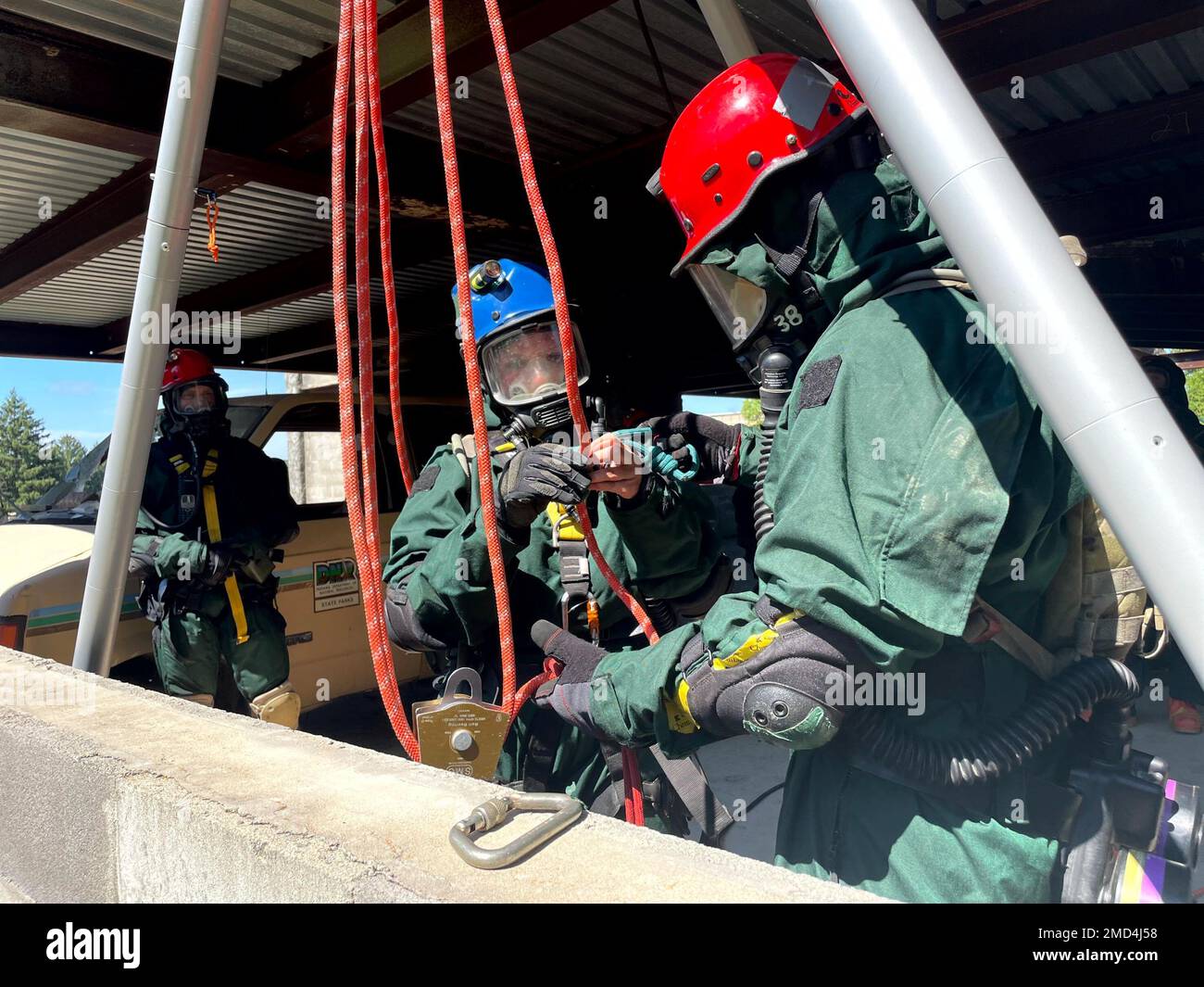 Members of the Ohio National Guard Homeland Response Force’s Chemical, Biological, Radiological, Nuclear Task Force conduct ropes rescue operations using an Arizona Vortex artificial high directional, a rope line rescue device capable of bearing a load of more than 600 pounds, during a July 2022 training exercise at Muscatatuck Urban Training Center in Butlerville, Ind. Members of the CBRN-TF’s medical element, in conjunction with the search and extraction team, are trained to conduct ropes rescues in full hazmat gear if casualties are trapped in hard-to-reach places, need lifesaving treatment Stock Photo