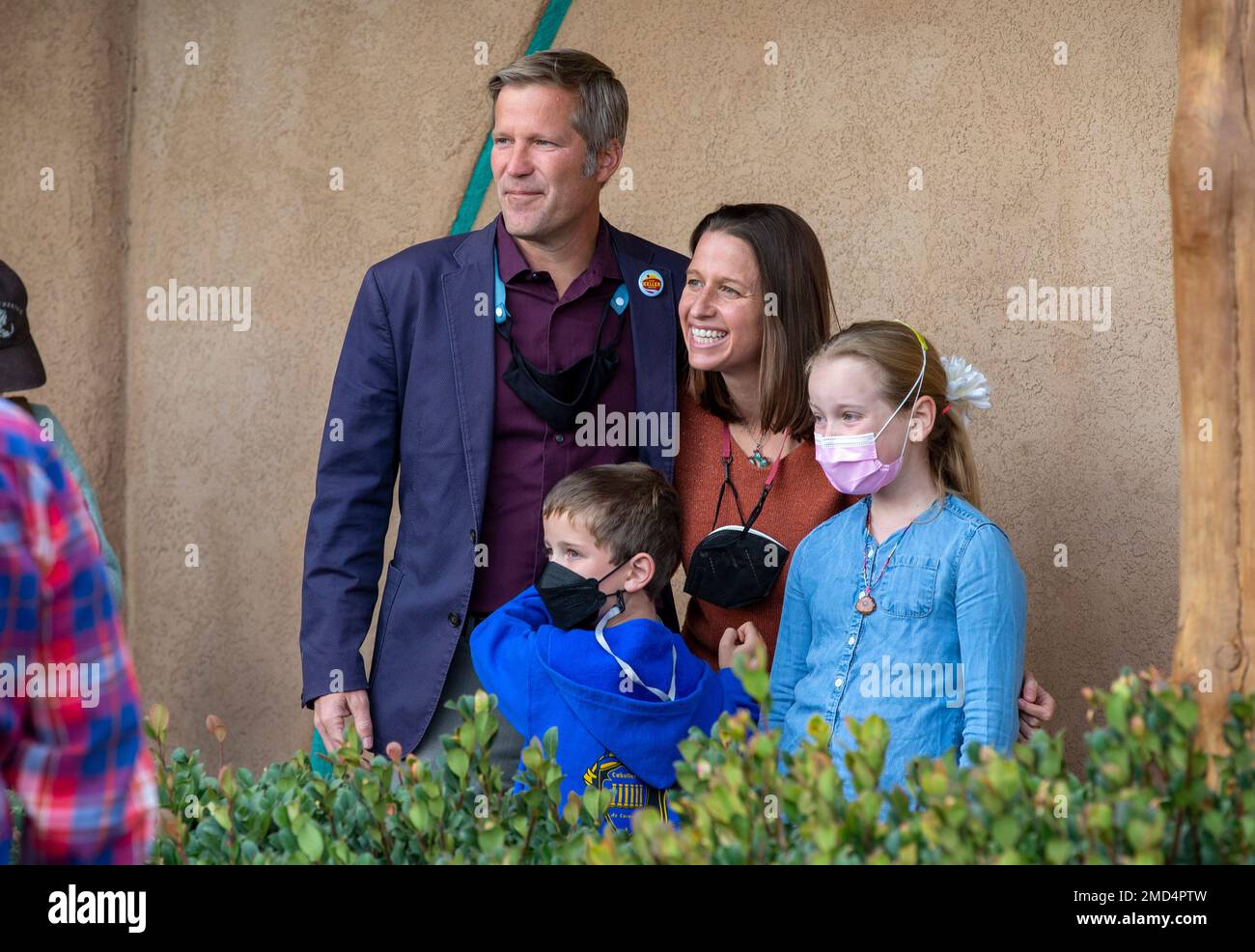 Albuquerque Mayor Tim Keller, left, his wife Elizabeth Kistin, children Maya and Jack are greeted by voters while waiting in line to cast their ballots at a polling place in Albuquerque, N.M. Tuesday, Nov. 2, 2021. Voters in New Mexico's largest city are deciding whether to reelect progressive mayors or to back more conservative challengers within the Democratic Party. (AP Photo/Andres Leighton) Stock Photo