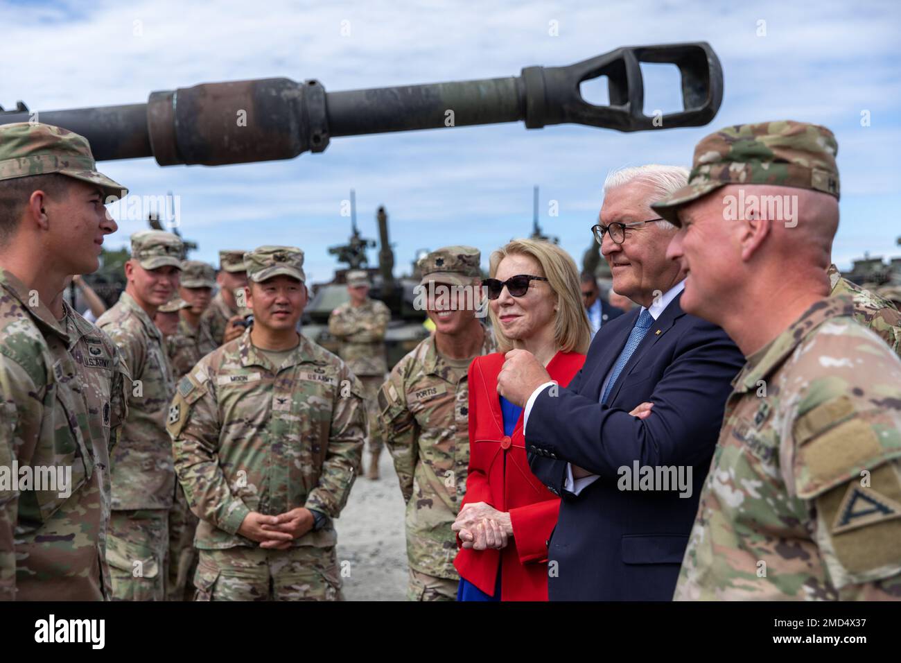 German President Frank-Walter Steinmeiers speaks with a 3rd Infantry Division, 1st Armor Brigade soldier, July 13, 2022, during a visit to 7th Army Training Command's Grafenwoehr Training Area. President Steinmeier traveled to 7 ATC to thank U.S. troops for their contributions to the freedom and security of Germany and its NATO allies in Europe, while also paying tribute to the importance of the transatlantic partnership between the U.S. and Germany. (Army photo by Sgt. Spencer Rhodes, 53rd Infantry Brigade Combat Team) Stock Photo