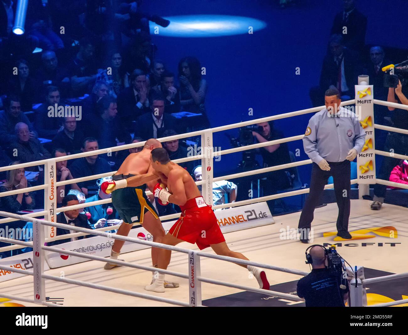 28-11-2015 Dusseldorf Germany.  Wladimir Klitschko throws a powerful straight right hand but Tyson but Tyson Fury manages to get away and slip Stock Photo