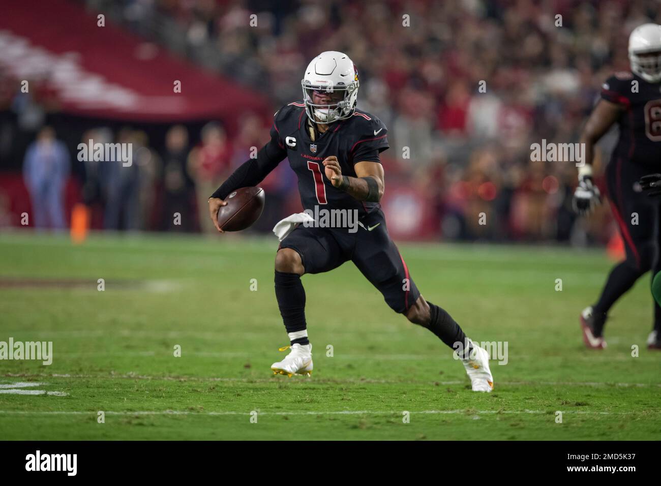 Quarterback (1) Kyler Murray of the Arizona Cardinals runs the ball