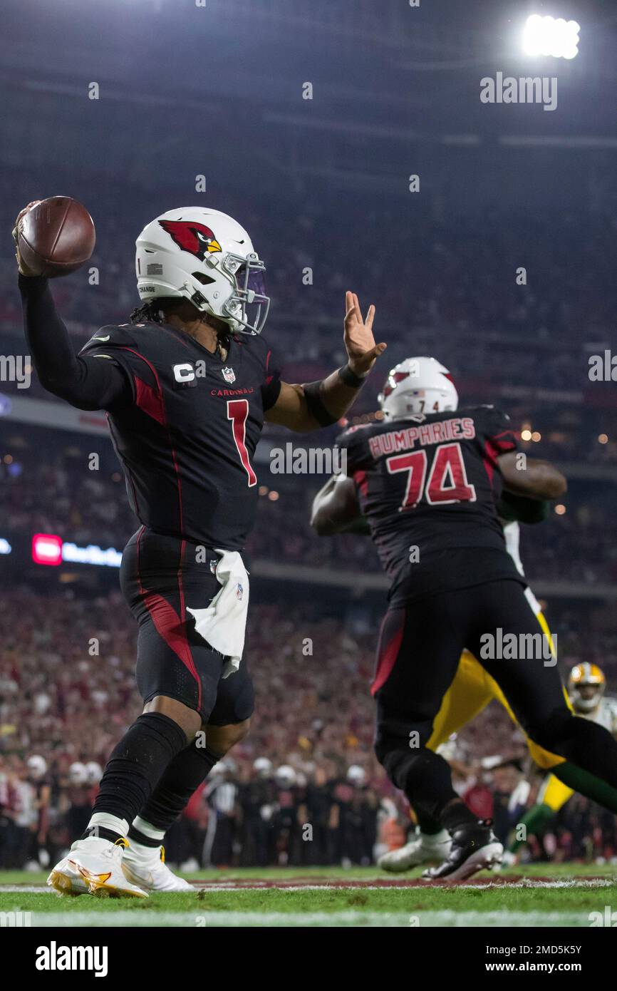 Quarterback (1) Kyler Murray of the Arizona Cardinals passes the ball