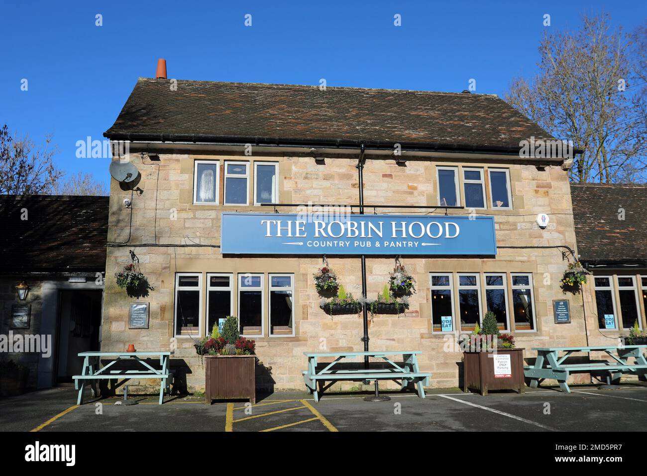 The Robin Hood country pub at Baslow in the Derbyshire Peak District Stock Photo