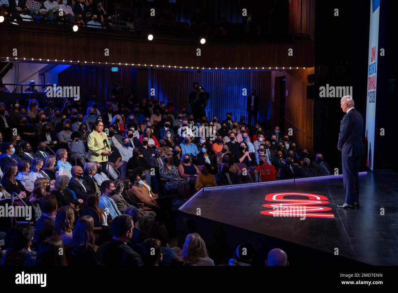 Reportage: President Joe Biden takes questions from the audience during ...