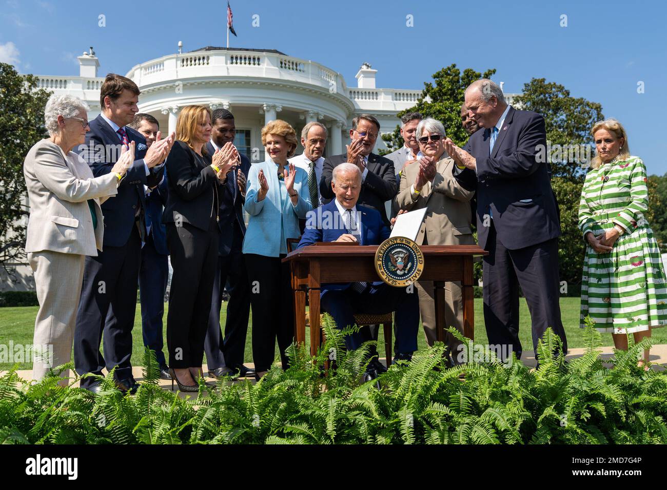 Reportage President Joe Biden signs an executive order setting a goal