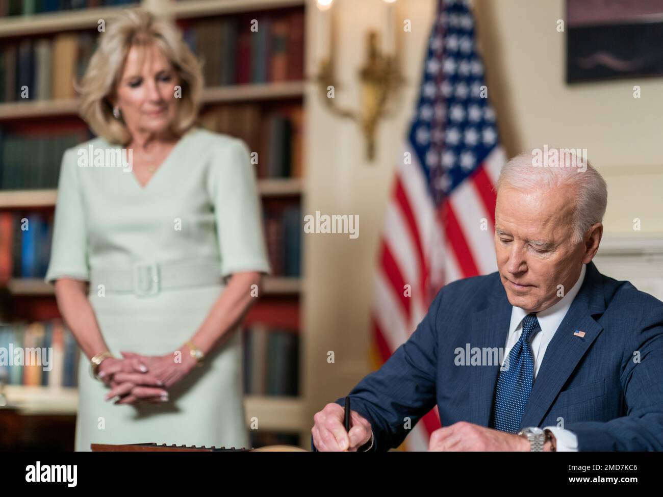 Reportage President Joe Biden, joined by First Lady Jill Biden, signs