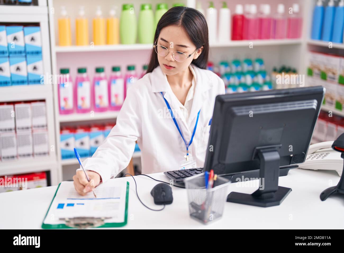 Chinese woman pharmacist using hi-res stock photography and images - Alamy