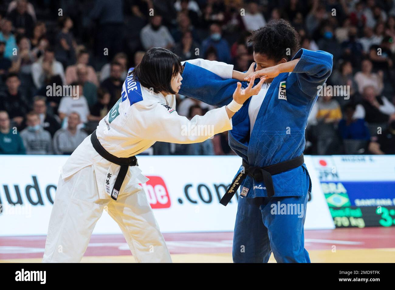 Saki Niizoe of Japan, left, fights with Ellen Santana of Brasil during the  women's - 70kg semi final match at the Grand Slam Paris 2021 Judo  tournament, in Paris, France, Sunday, Oct.