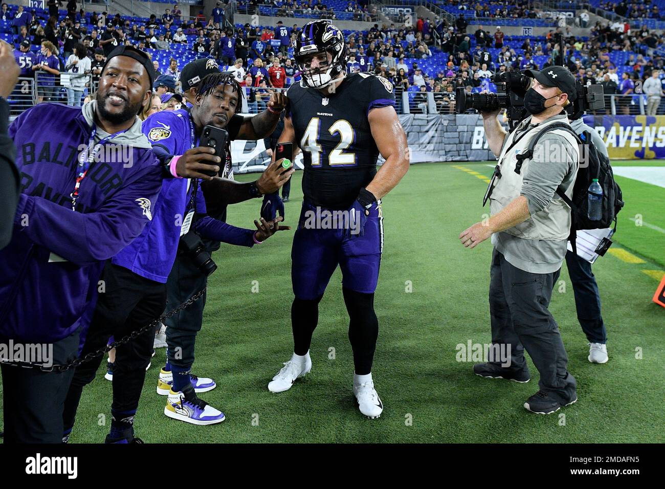 November 27, 2022: Baltimore Ravens quarterback Lamar Jackson (8) looks to  throw the ball during a game against the Jacksonville Jaguars in  Jacksonville, FL. Romeo T Guzman/CSM/Sipa USA.(Credit Image: © Romeo  Guzman/Cal