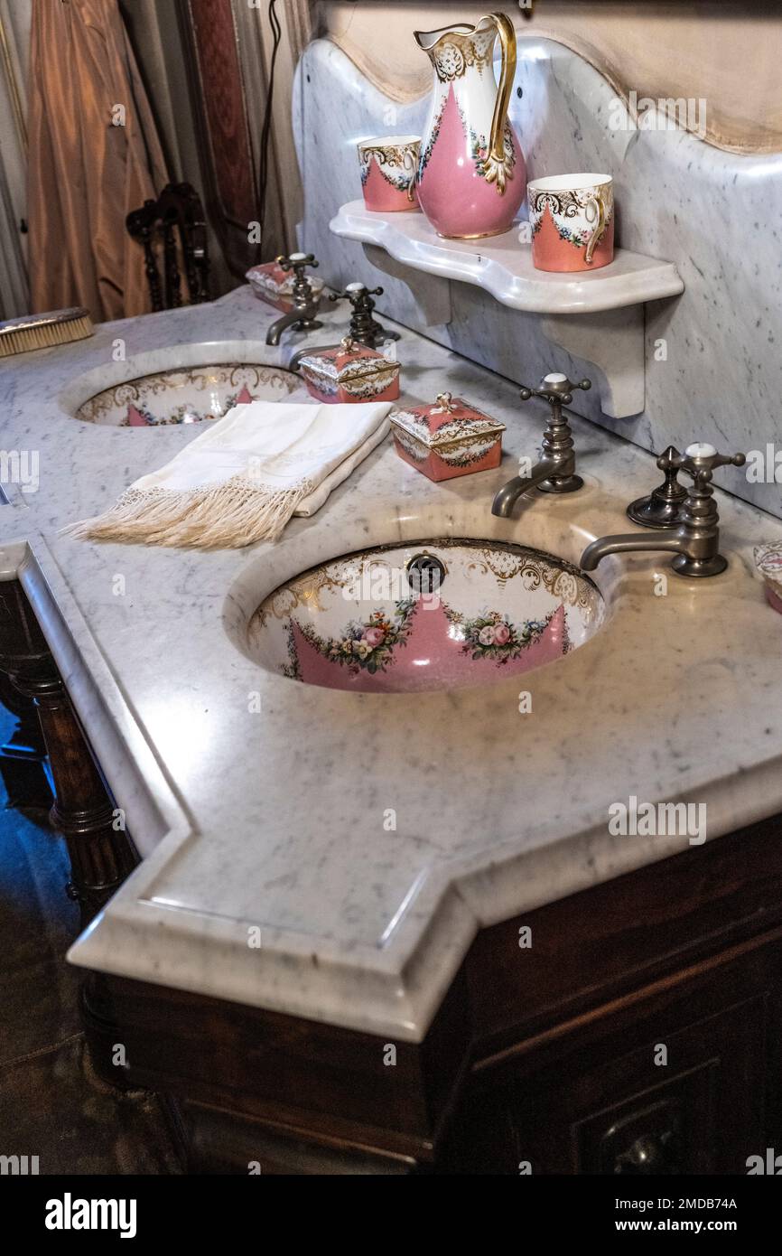 double sinks and marble vanity in the bedroom at the Victoria Mansion Stock Photo