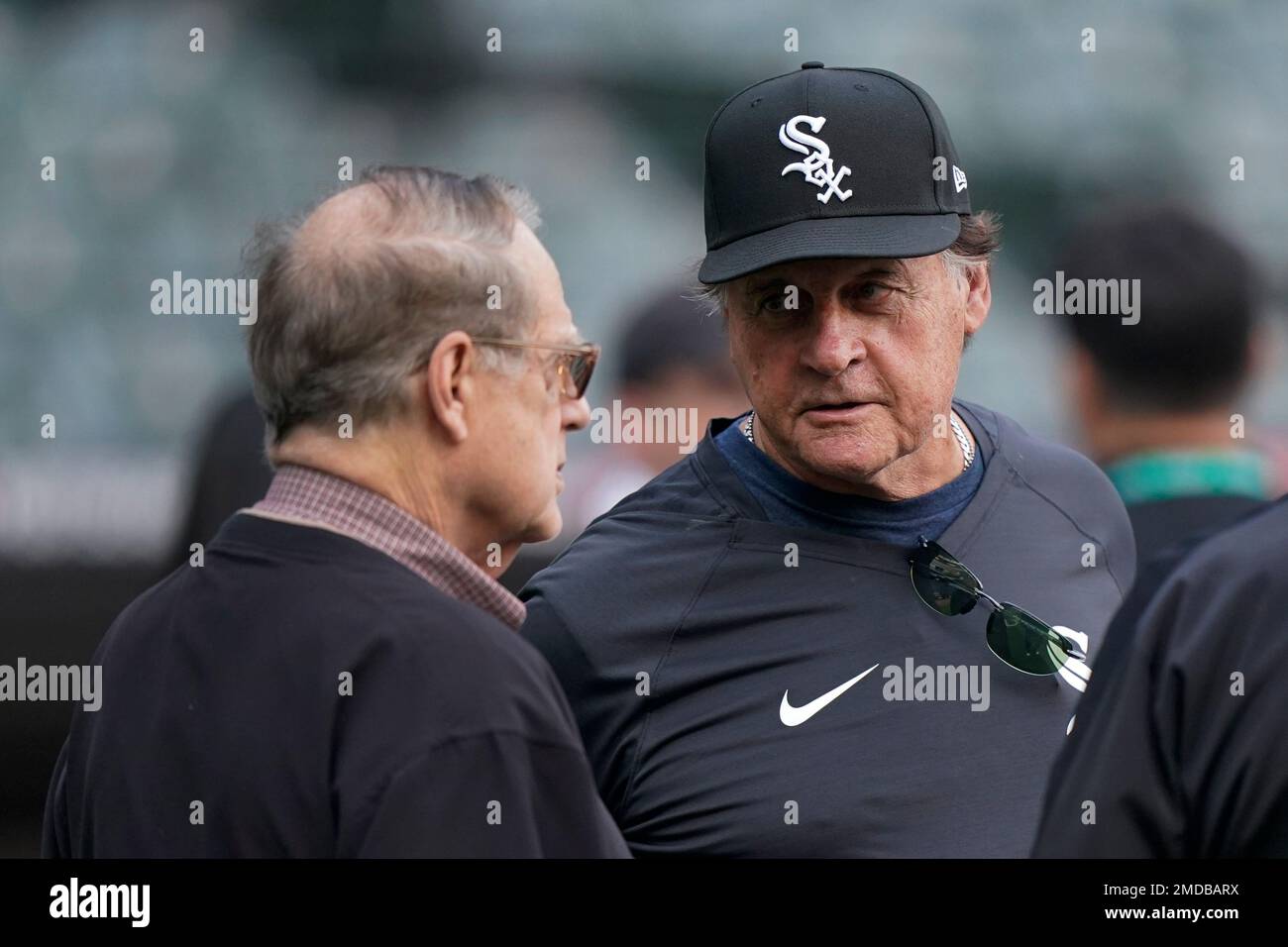 Harold Baines looks at his bronze statue with his daughter, Courtney, at US  Cellular Field, in Chicago, Illinois, on Sunday, July 20, 2008. Jerry  Reinsdorf, owner of the Chicago White Sox, claps