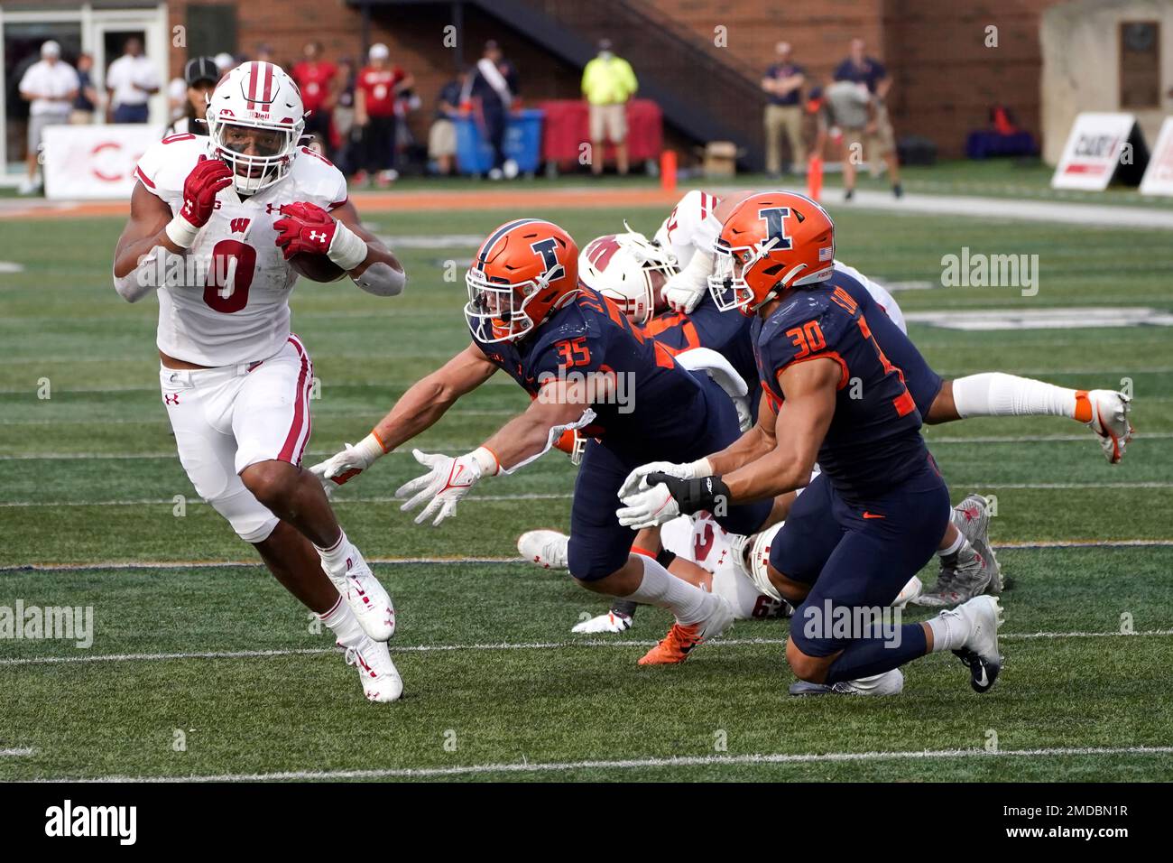 Wisconsin running back Braelon Allen (0) eludes Illinois linebacker Jake Hansen (35) and Sydney