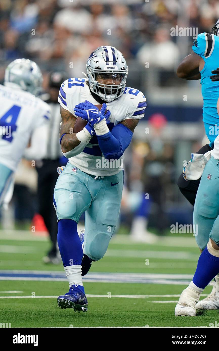 Dallas Cowboys running back Ezekiel Elliott (21) carries the ball