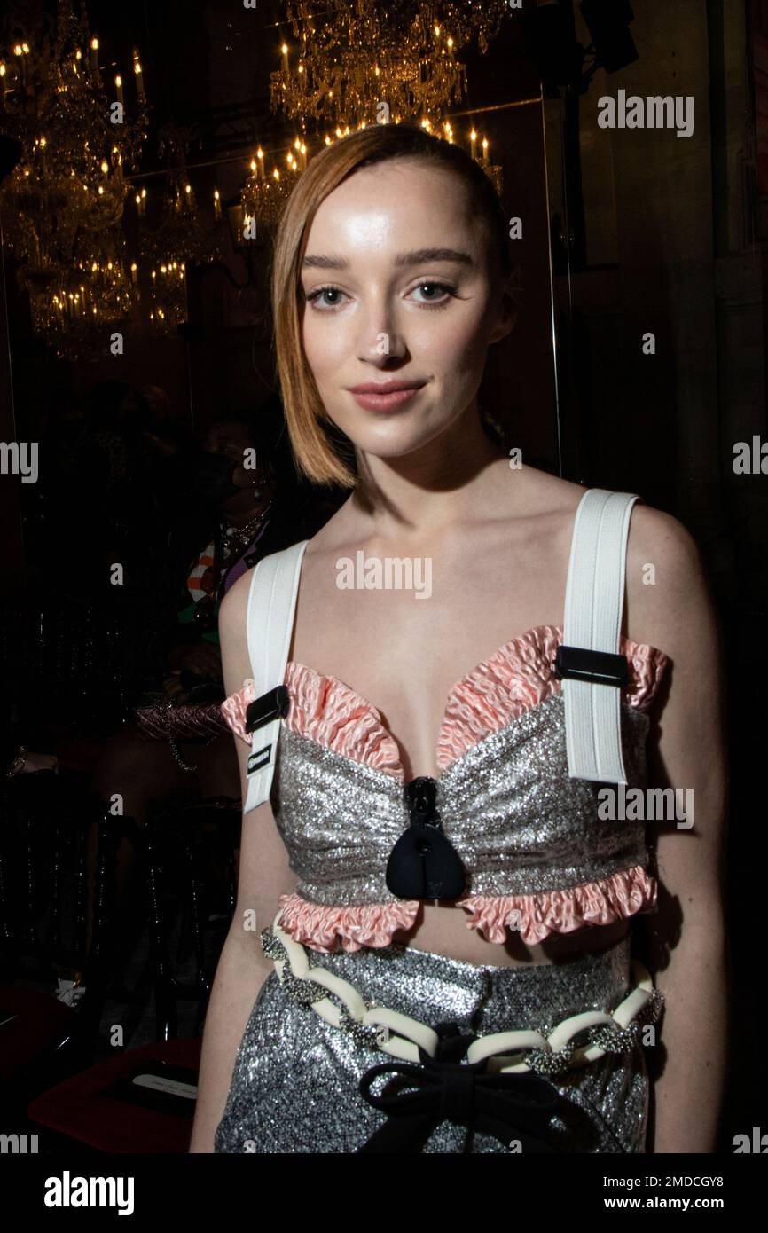 Phoebe Dynevor Louis Vuitton Show March 6, 2023 – Star Style