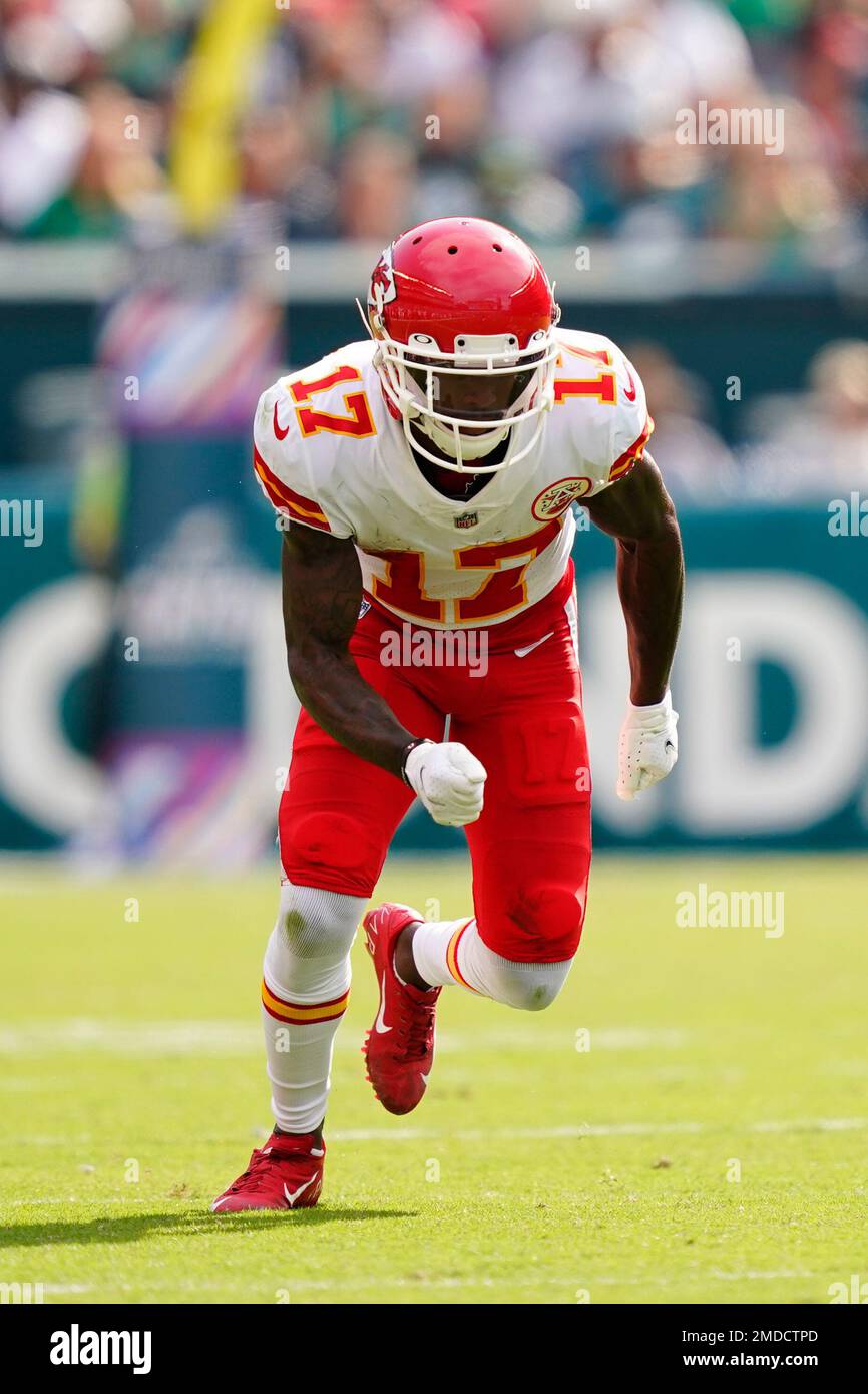 Kansas City Chiefs wide receiver Mecole Hardman (17) hauls in a