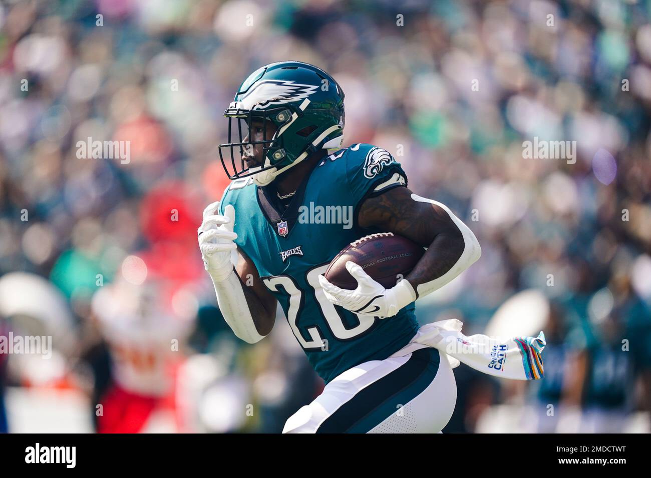 Chicago, United States. 18th Dec, 2022. Philadelphia Eagles quarterback  Jalen Hurts (1) hands off the ball to Philadelphia Eagles running back  Miles Sanders (26) during a game against the Chicago Bears at