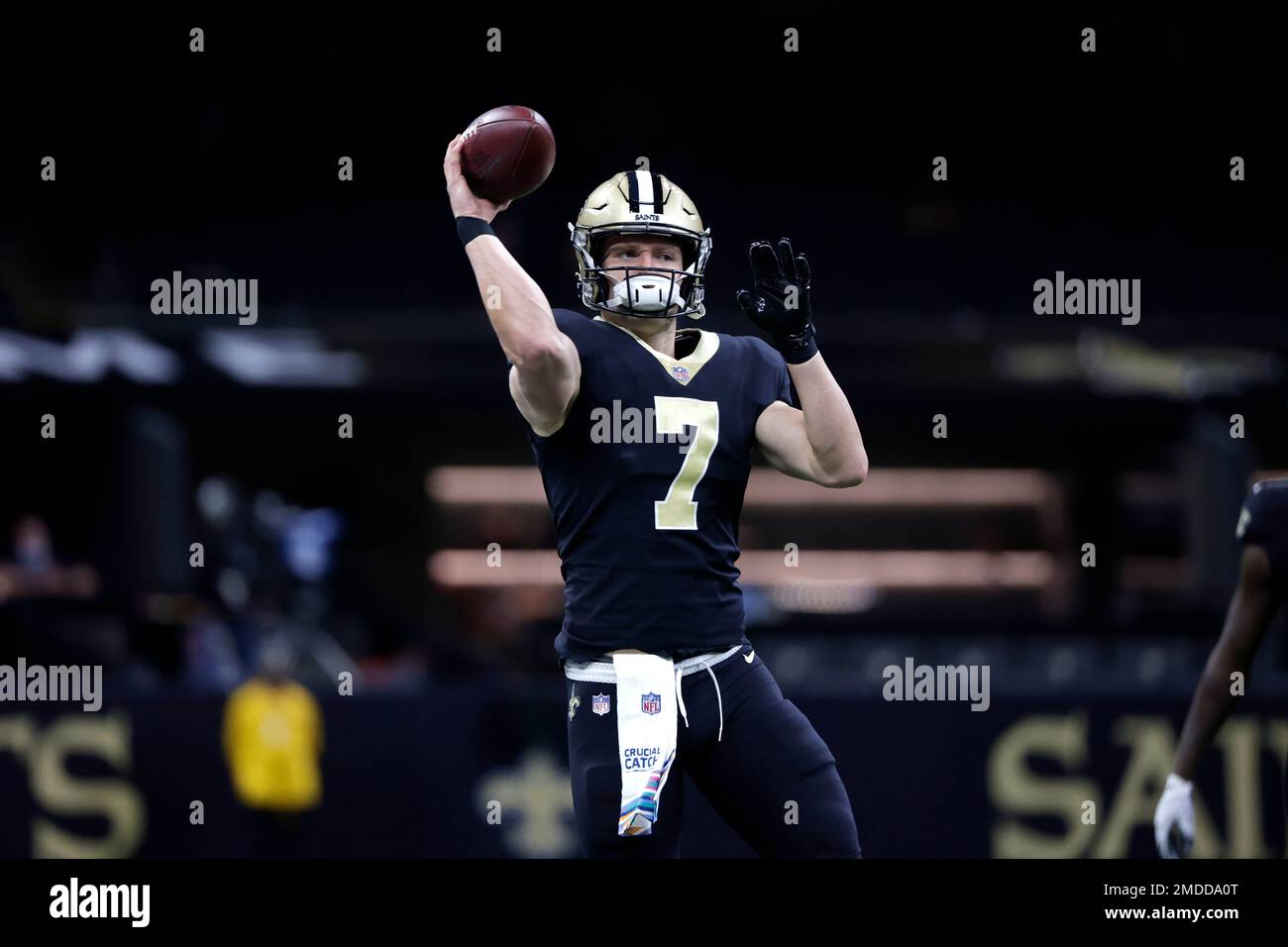 New Orleans Saints quarterback Taysom Hill warms up before an NFL football  game against the New York Giants in New Orleans, Sunday, Oct. 3, 2021. (AP  Photo/Derick Hingle Stock Photo - Alamy