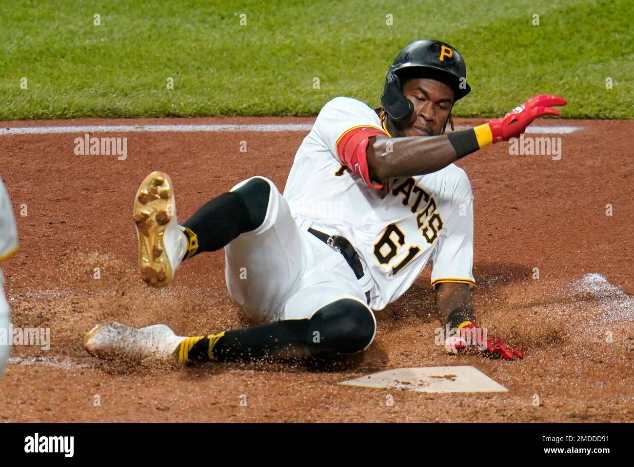 Pittsburgh Pirates' Oneil Cruz scores on a double by Michael