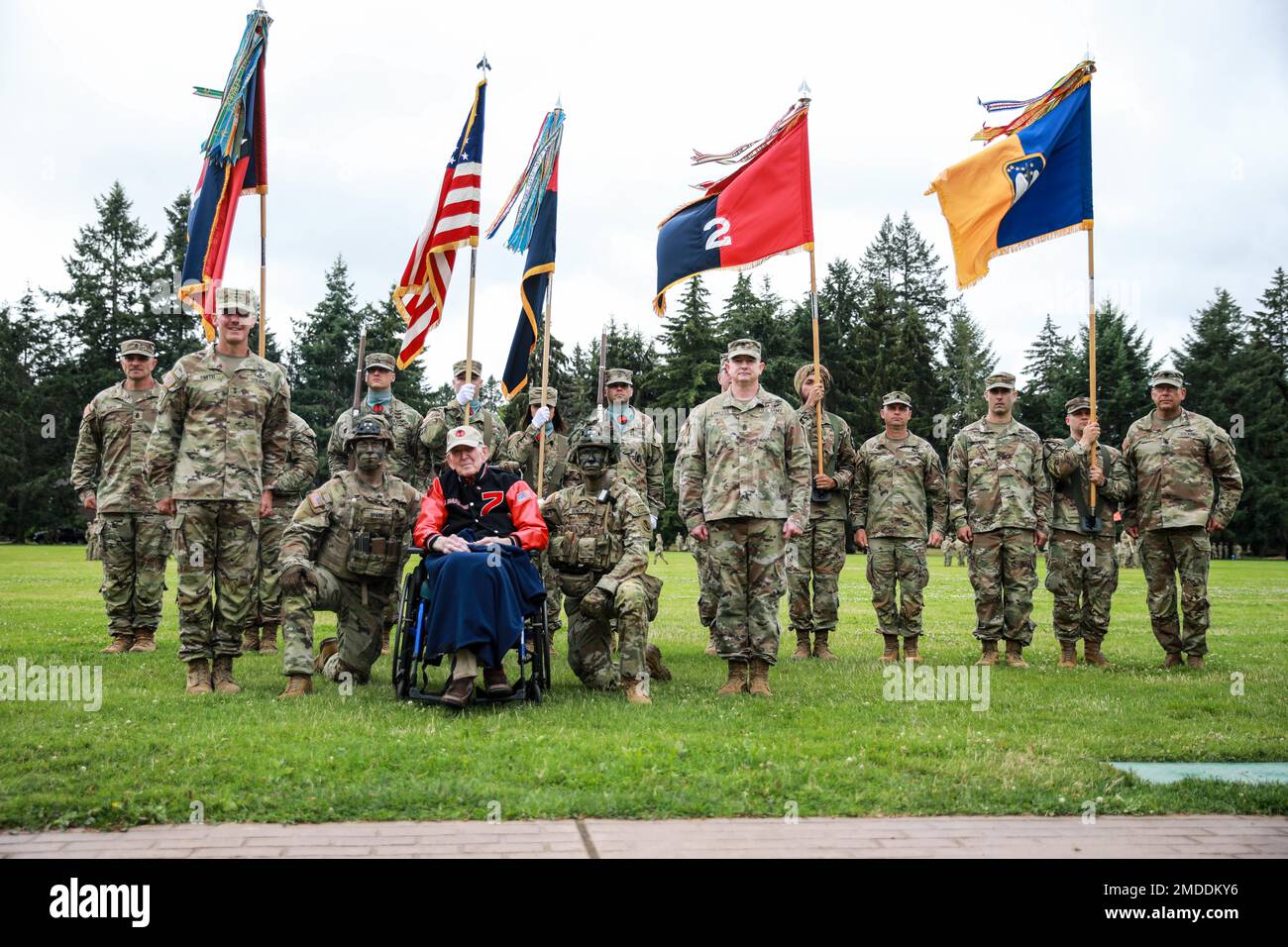 Soldiers assigned to the 7th Infantry Division posing with retired Lt