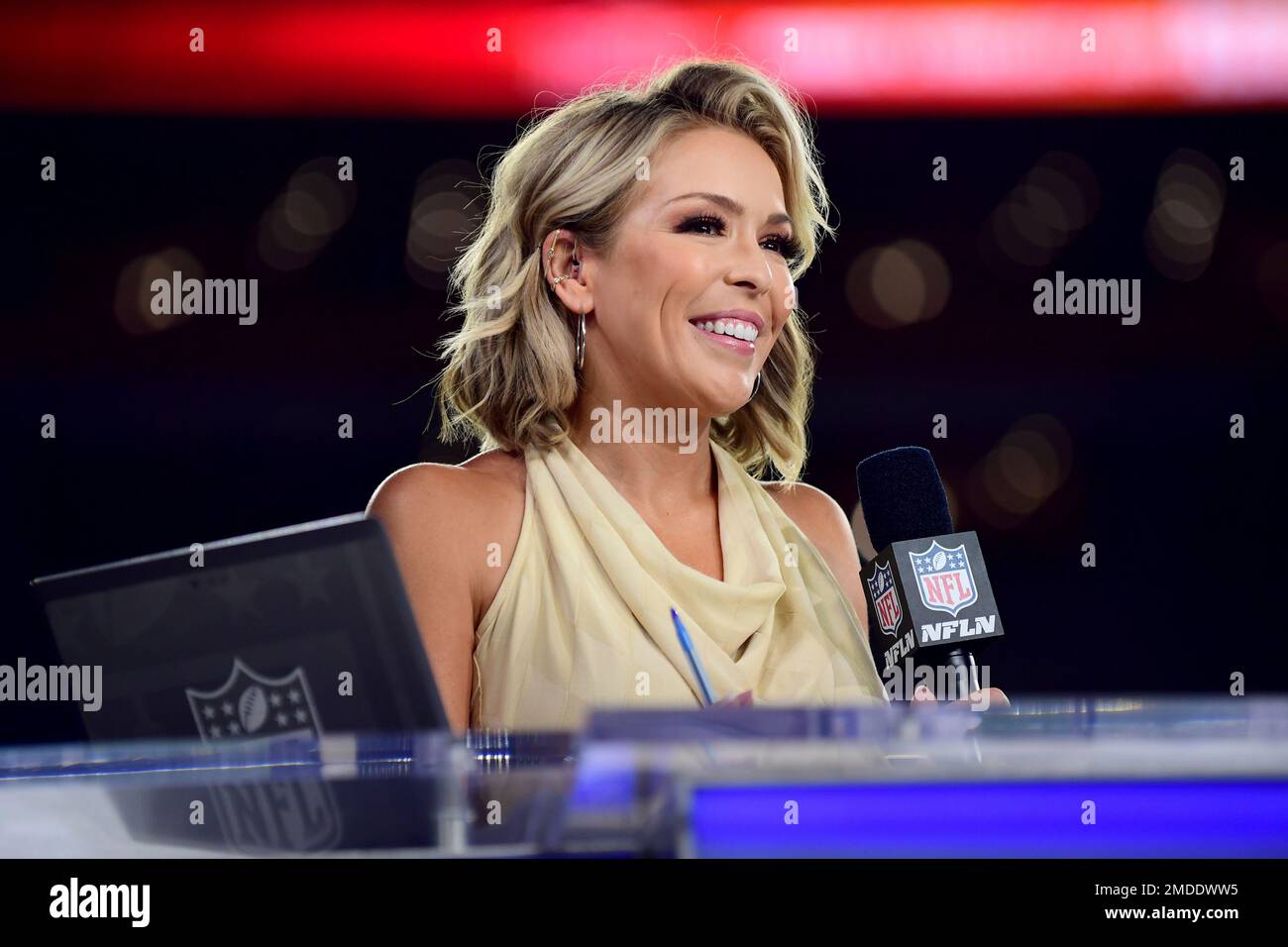Colleen Wolfe of NFL Network on set prior to an NFL football game between  the Cincinnati Bengals and Jacksonville Jaguars, Thursday, Sept. 30, 2021,  in Cincinnati. (AP Photo/Emilee Chinn Stock Photo - Alamy