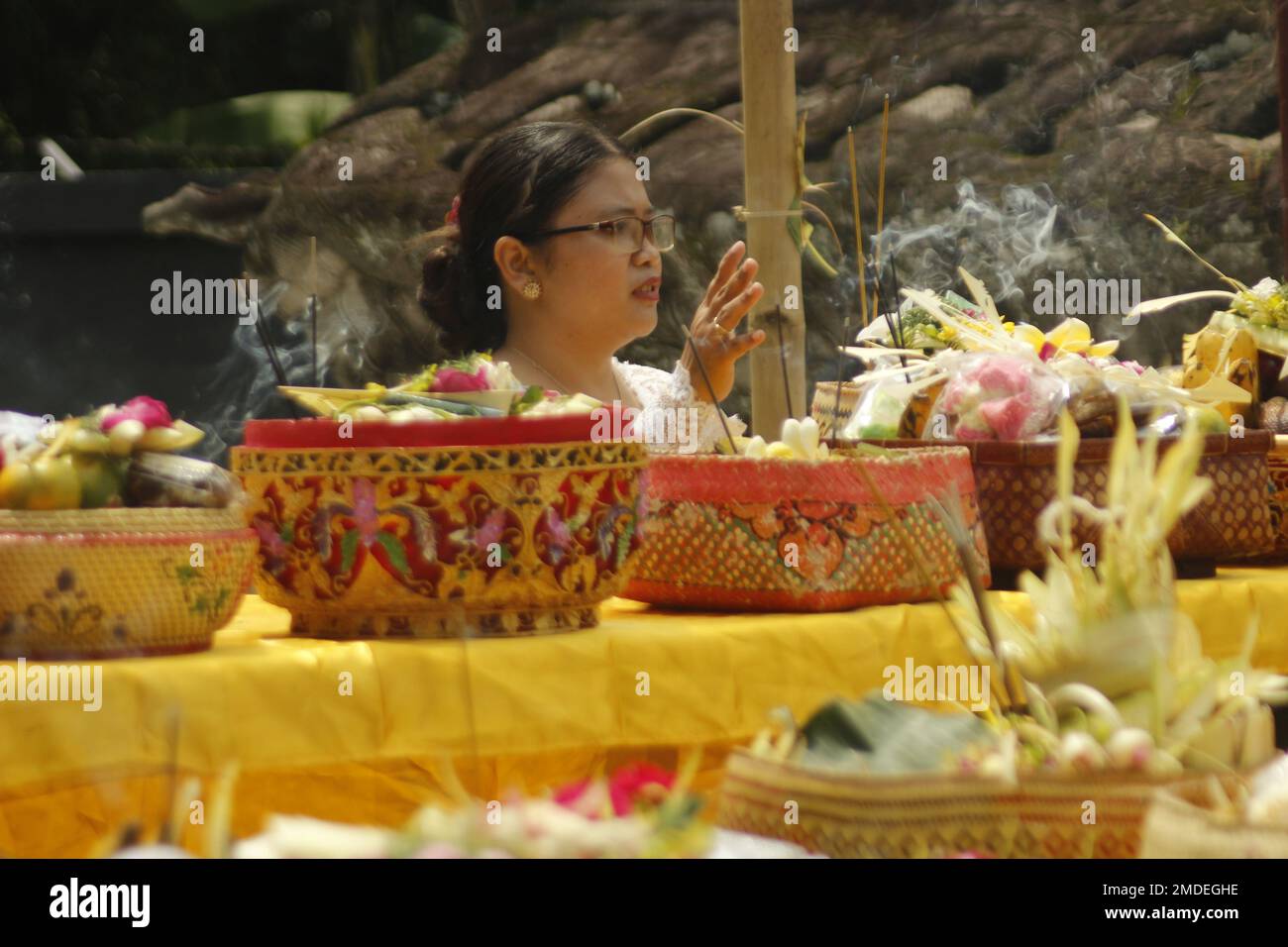 Magetan, East Java, Indonesia. 4th Jan, 2023. Hindus can be seen arranging offerings during Galungan Day at Sanggha Bhuwana Temple, Iswahjudi Magetan Lanud. Once every 210 days or January 4, Hindus carry out Hindu religious ceremonies. (Credit Image: © Ajun Ally/Pacific Press via ZUMA Press Wire) EDITORIAL USAGE ONLY! Not for Commercial USAGE! Stock Photo